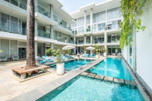 Bazén v ubytování AQ-VA Hotel & Villas Seminyak nebo v jeho okolí