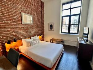 Postel nebo postele na pokoji v ubytování Abode Los Angeles - Downtown Historic Core