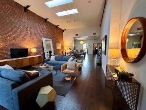 TV a/nebo společenská místnost v ubytování Abode Los Angeles - Downtown Historic Core