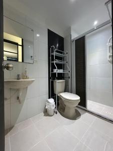 a bathroom with a toilet and a sink and a shower at Apartamento en Villavicencio in Villavicencio