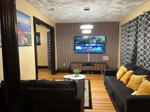 TV a/nebo společenská místnost v ubytování 2Kings Luxury Home- Spacious Stay in Newark NJ-NY