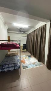 Nibung TebalにあるSrinibong hotel apartmentの二段ベッドが2つと窓のある部屋