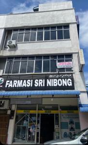 Nibung TebalにあるSrinibong hotel apartmentの建物の正面に看板がある店