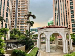 een prieel in een stad met hoge gebouwen bij Cozy home Near NAIA & BGC in Manilla