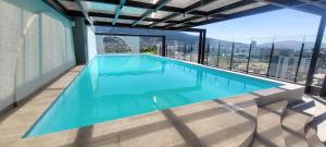 キトにあるHarmony Staysの建物が見えるプール