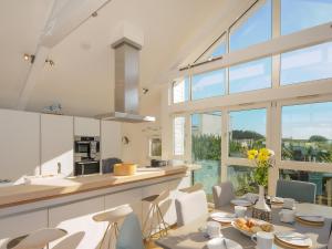 Una cocina y un comedor con mesa y sillas. en Drishti, en Polzeath
