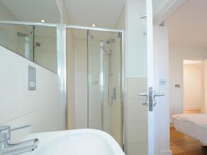 un baño con ducha y lavabo en Drishti, en Polzeath 23 fotos más