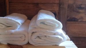 a stack of white towels sitting on a table at Mi Refugio Cabaña in Tigre +35 photos