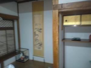 a room with a door and a wall with a window at レンタルルーム目黒 in Tokyo