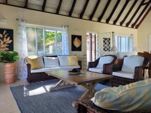 Area soggiorno di Private villa with large pool & 5min walk to beach