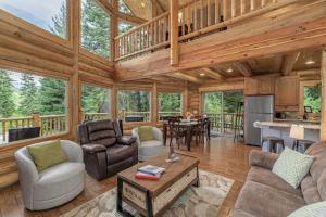 a large living room with a wooden ceiling at Bearfoot Chalet by NW Comfy Cabins in Leavenworth