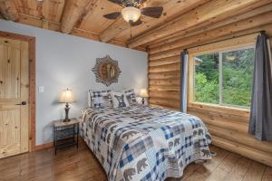 a bedroom with a bed and a ceiling fan at Bearfoot Chalet by NW Comfy Cabins in Leavenworth