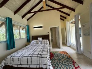 Letto o letti in una camera di Private villa with large pool & 5min walk to beach