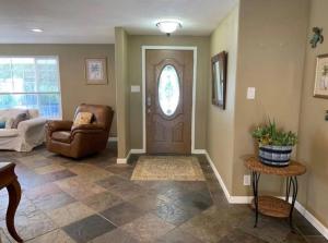 Χώρος καθιστικού στο Midtown Old Southwest Home With Pool!
