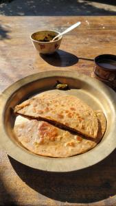 een bord met twee stukken voedsel op een tafel bij Basanti Rawat Homestay in Munsyari