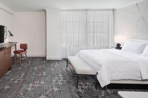 Postel nebo postele na pokoji v ubytování Le Meridien Washington, DC, The Madison
