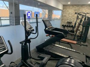 Fitness centrum a/nebo fitness zařízení v ubytování Neat and Cozy Minimalist Studio