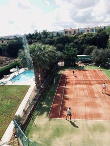 Εγκαταστάσεις για τένις ή/και σκουός στο Amalia Apartments ή εκεί κοντά