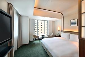 Postel nebo postele na pokoji v ubytování Marunouchi Hotel