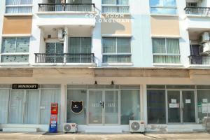 a store front of a building with a sign on it at Cozy room in Khlongluang Ill - Self Check-in in Khlong Luang
