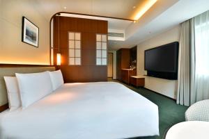 Postel nebo postele na pokoji v ubytování Marunouchi Hotel