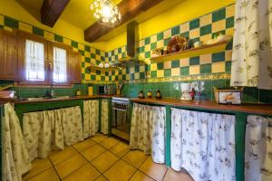 Kuchyň nebo kuchyňský kout v ubytování Casa rural lo Maset de Carmeta