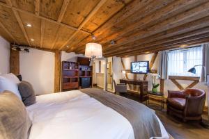 a bedroom with a large white bed and a desk at Boutique - Hotel Adara in Lindau