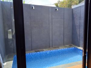 a swimming pool in the middle of a room at Villa Panderman Batu Malang in Batu