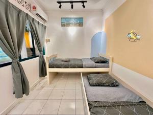 two bunk beds in a room with a window at 8pax3minsdrivetoJonkerTownArea in Melaka