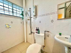 a bathroom with a toilet and a sink at 8pax3minsdrivetoJonkerTownArea in Melaka