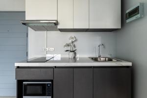 Nhà bếp/bếp nhỏ tại 1 Bedroom Studio renovated Ratchaporn Condominium Kathu