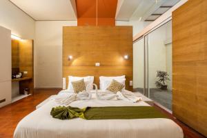 Postel nebo postele na pokoji v ubytování Presidency Artotel, Kochi
