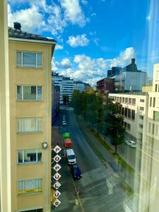 Blick auf eine Stadtstraße von einem Gebäude in der Unterkunft Artistic 2-Bedroom full of light in Helsinki + 6 Fotos