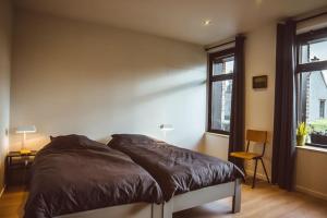 a bedroom with a bed and a window at Lichtrijke woning aan het Muziekbos in Ronse