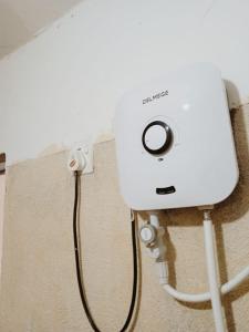 una telecamera bianca è attaccata a un muro di Ella Tunnel Corner Inn a Ella