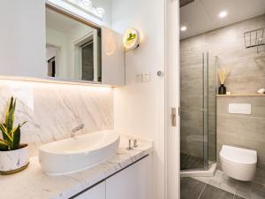 Ein Badezimmer in der Unterkunft iHome-Lujiazui Riverside, Shanghai's Leading Advocate for Genuine Apart ment - Committed to Quality, Bund RiverView&CityWalk, Deluxe Neighborhood