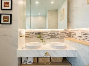Ein Badezimmer in der Unterkunft iHome-Lujiazui Riverside, Shanghai's Leading Advocate for Genuine Apart ment - Committed to Quality, Bund RiverView&CityWalk, Deluxe Neighborhood
