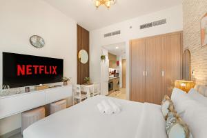Lovely Apt Near The Burj with Pool, Gym & BBQ Area TV 또는 엔터테인먼트 센터