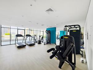 Lovely Apt Near The Burj with Pool, Gym & BBQ Area 피트니스 센터 또는 시설