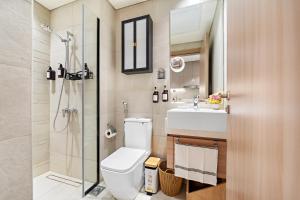 Lovely Apt Near The Burj with Pool, Gym & BBQ Area 욕실