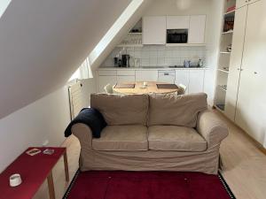 Una sala de estar con un sofá y una cocina. en Studio Tintin, en Bruselas