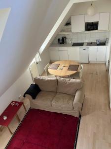 una sala de estar con un sofá y una mesa en Studio Tintin, en Bruselas