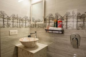 La salle de bains est pourvue d'un lavabo mural. dans l'établissement Idyllic Abode 2 bhk apartment, à Goa 34 autres photos