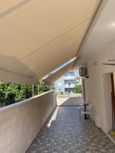 an empty hallway of a building with a table and chairs at Rentrooms Geni in Ksamil
