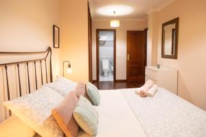 Łóżko lub łóżka w pokoju w obiekcie Apartamento completo, amplio, muy iluminado y con plaza de garaje incluida.