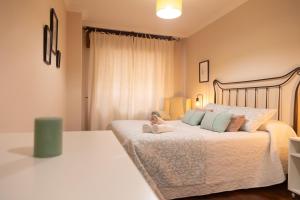Łóżko lub łóżka w pokoju w obiekcie Apartamento completo, amplio, muy iluminado y con plaza de garaje incluida.