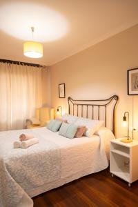 Łóżko lub łóżka w pokoju w obiekcie Apartamento completo, amplio, muy iluminado y con plaza de garaje incluida.