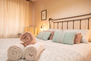 sypialnia z łóżkiem i ręcznikami w obiekcie Apartamento completo, amplio, muy iluminado y con plaza de garaje incluida. w mieście O Grove