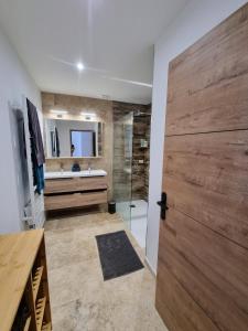 Μια τηλεόραση ή/και κέντρο ψυχαγωγίας στο Maison 2 chambres avec extérieur et jacuzzi +7 φωτογραφίες
