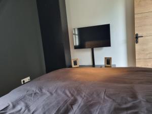 Ένα ή περισσότερα κρεβάτια σε δωμάτιο στο Maison 2 chambres avec extérieur et jacuzzi